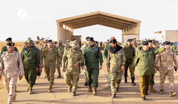 رئيس الأركان العامة يتفقد مواقع القوات المسلحة بمنفذ التوم 5 رئيس الأركان العامة يتفقد مواقع القوات المسلحة بمنفذ التوم - psd elenwan 2 3