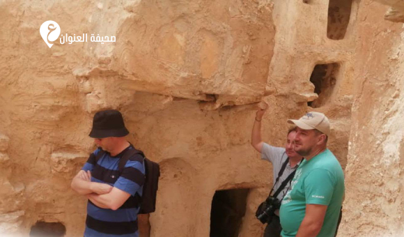 فوج سياحي أجنبي يزور المواقع الأثرية في نالوت 2 فوج سياحي أجنبي يزور المواقع الأثرية في نالوت - psd elenwan 3 3